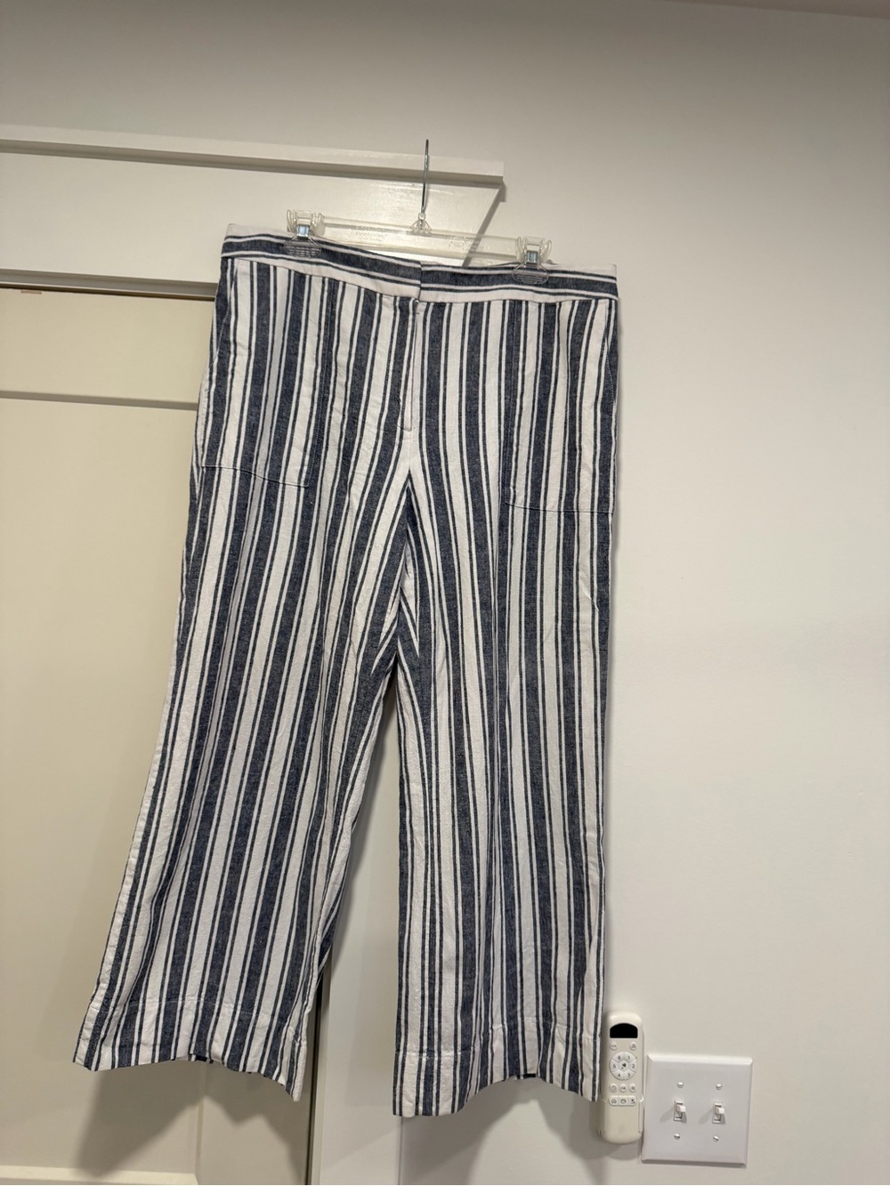 Ann Taylor Factory Navy & White Vertical Stripe Wide-Leg Crop Pants